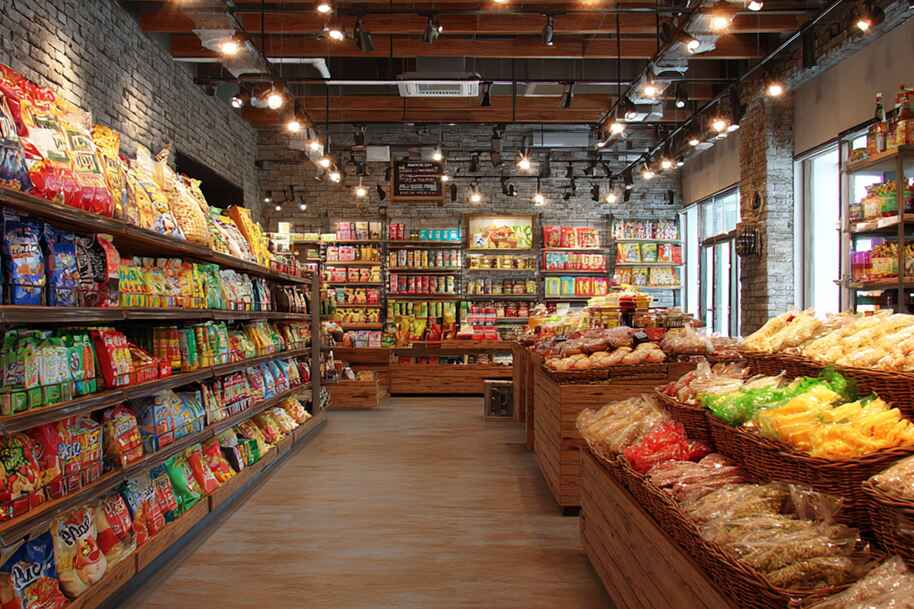 Stylish grocery store interior with colorful packaged snacks – retail evolution and food shopping experiences in 2025