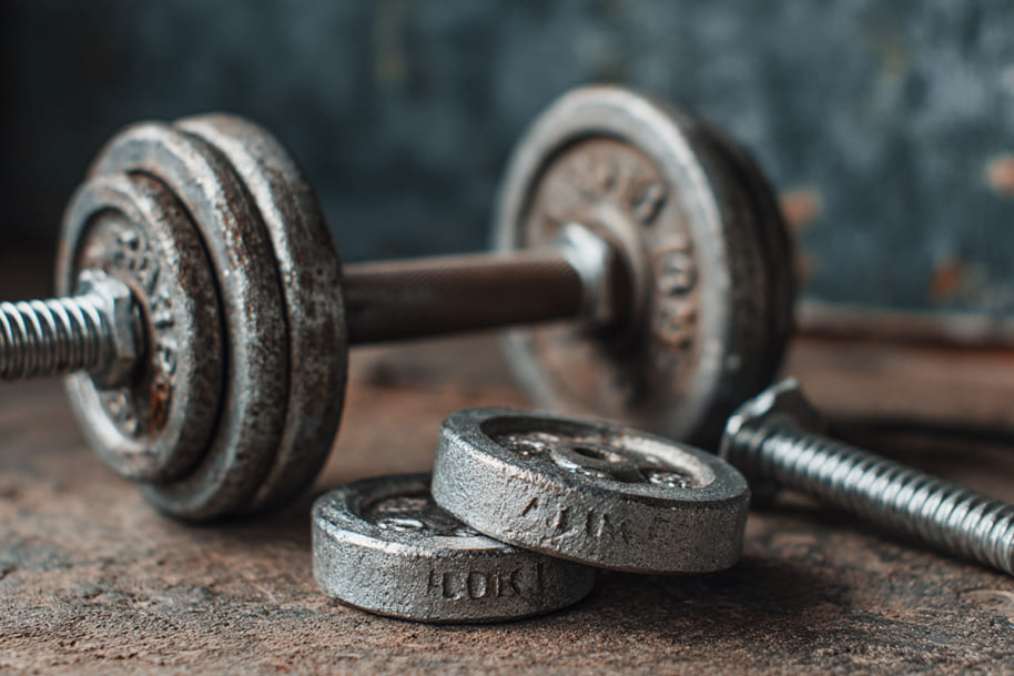Dumbbell and weights in the gym – simple fitness routines to build strength
